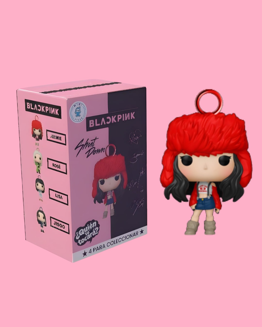 Caja sorpresa rosa y negra de BLACKPINK junto a un llavero chibi con gorro rojo
